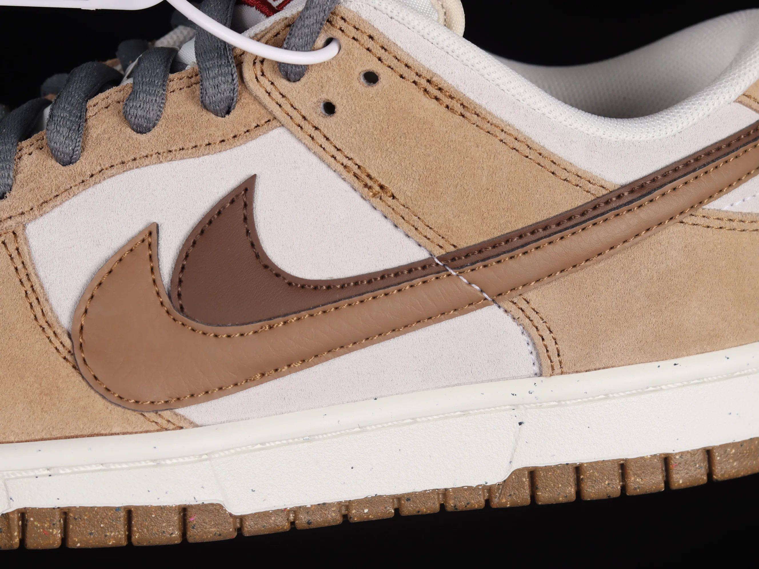 All Categories Nk SB Dunk Series Nk SB Dunk Low Low-top sneakers Nk SB Dunk Low "85" Khaki brown double hook SB low-top sports and leisure sneakers DO9457-115